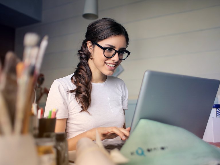 الجلوس أمام شاشة الحاسوب وتأثيره على الرؤية 